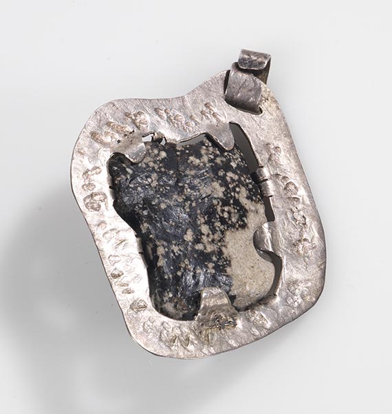 Karl Schmidt-Rottluff - Blattförmiger Silberanhänger mit schwarz-weiß marmoriertem Stein - Retro