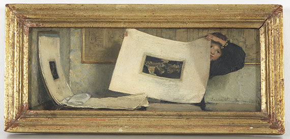 Lady Laura Theresa Alma-Tadema - Kind eine Graphik vorzeigend - Cornice