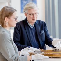 Mvl und S.Dreher mit Kunstwerk
