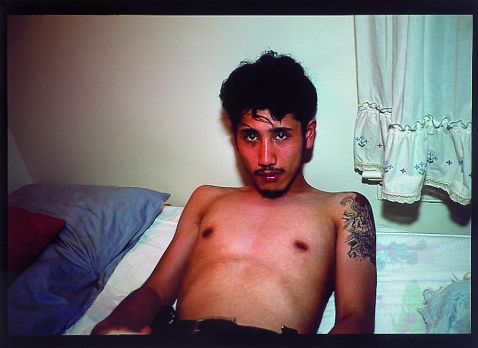 Nan Goldin - 2 Bll.: Kee in Bed. Interieur