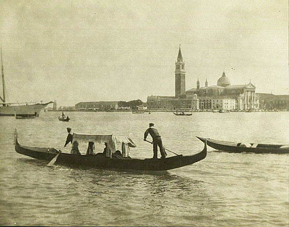   - Album mit Fotographien von Venedig. Um 1880.