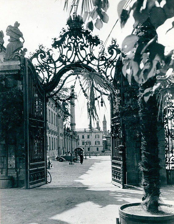  Fotografie - 10 Bll. Landschaften u. Skulpuren (Würzburg), Fotografien. Um 1930.