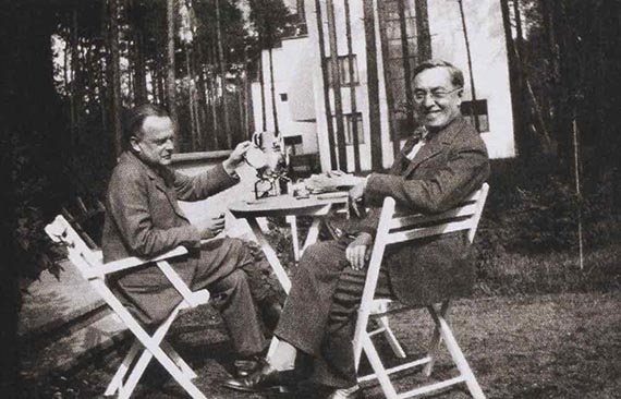 Illustration for: Paul Klee and Wassily Kandinsky in front of the Meisterhaus in Dessau, Burgkühnauer Allee 6-7, ca. 1929/30 (photo: probably Nina Kandinsky)