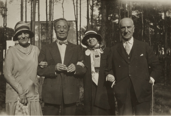 Illustration  for: Irene Rothschild Guggenheim, Vasily Kandinsky, Hilla von Rebay and Solomon R. Guggenheim, July 7, 1930, Hilla von Rebay Foundation Archive. © bpk / CNAC-MNAM, Fonds Kandinsky